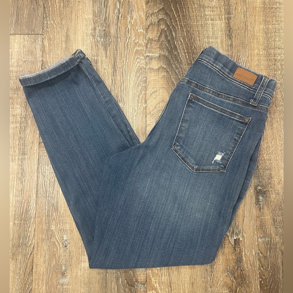 Judy Blue Medium Wash Straight Crops, Size 7, 22” Thigh, 27.5”Inseam